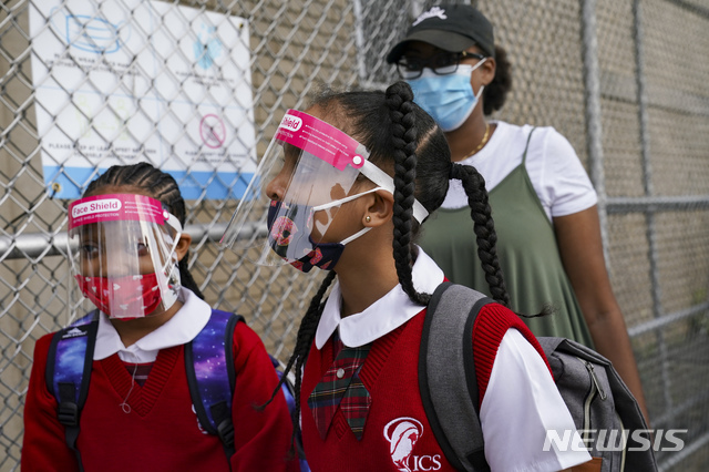 [뉴욕=AP/뉴시스] 9일(현지시간) 미국 뉴욕의 한 사립학교 풍경. 아이들이 신종 코로나바이러스 감염증(코로나19) 확산을 막기 위해 마스크를 착용하고 있다. 2020.09.27.