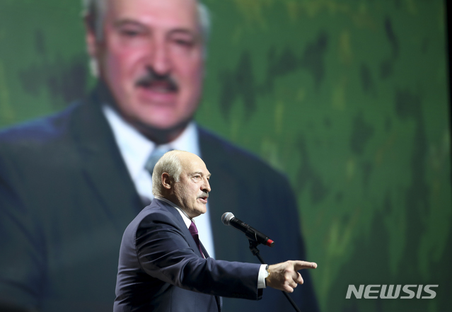 [민스크=AP/뉴시스]알렉산드르 루카셴코 벨라루스 대통령이 17일(현지시간) 민스크에서 열린 한 포럼에 참석해 연설하고 있다. 2020.09.18. 