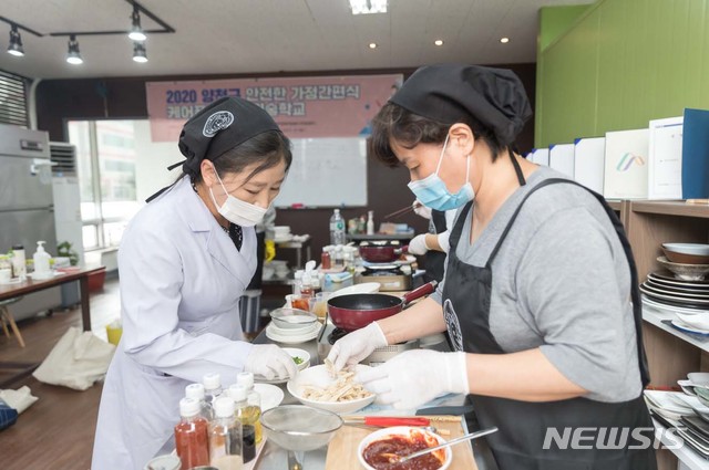 [서울=뉴시스]17일 서울 양천구사회적경제지원센터에서 추진하고 있는 주민기술학교의 수강생이 강사의 지도에 따라 암환자 케어푸드를 만들고 있다. 양천구사회적경제통합지원센터에서는 ‘케어푸드 생활관리’ 과정을 통해 식생활 소양교육과 어린이식단, 암환자식단 조리 실습을 진행한다. (사진=양천구 제공) 2020.09.18. photo@newsis.com