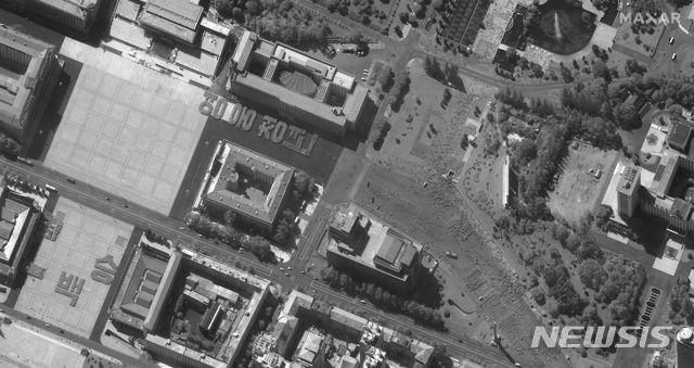 [평양=AP/뉴시스]17일 맥사테크놀로지스가 제공한 위성 사진에 북한 평양의 김일성 광장에서 열병식 연습하는 장면이 보인다. 2020.09.18.