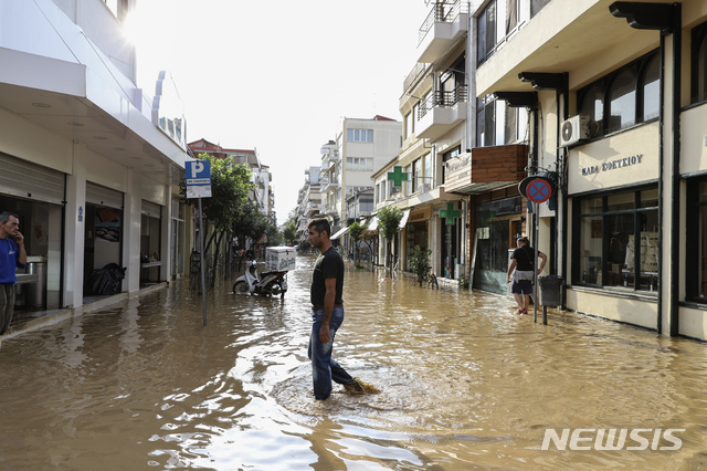 [카르디차(그리스)=AP/뉴시스] 19일 밤새 그리스 중부의 테살리 지역을 강타한 폭풍우로 강물이 불어나 제방이 무너져 침수된 카르디차 마을. 