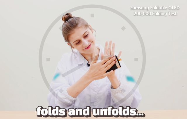[서울=뉴시스] 삼성디스플레이의 폴더블 디스플레이 알리기 영상 브이로그 'Samsung Foldable OLED 200,000 Folding Test' 중. 사진 삼성디스플레이