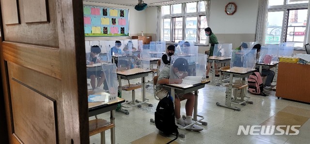 [수원=뉴시스]천의현 기자=21일 경기 수원 원일초 5학년 학생들이 교실에서 수업을 받고 있다.