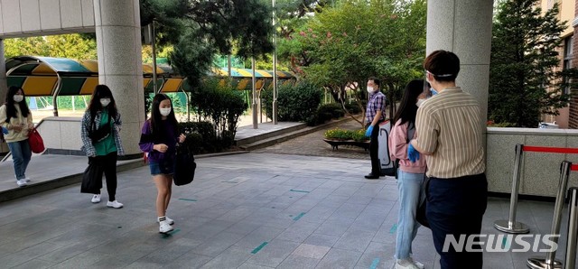 [수원=뉴시스]천의현 기자=21일 경기 수원 원일초 학생들이 거리를 두고 학교에 등교하고 있다. 