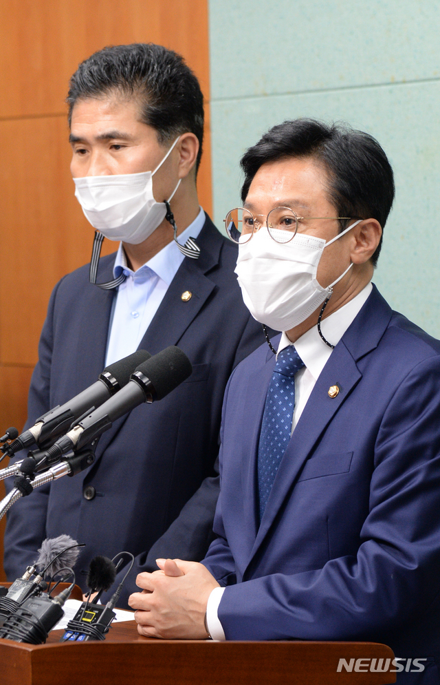 [전주=뉴시스] 김얼 기자 = 신영대, 이원택 의원은 21일 전북 전주시 전북도의회 브리핑룸에서 새만금 해수유통 관련 기자간담회를 열고 질의에 답변하고 있다. 2020.09.21. pmkeul@newsis.com