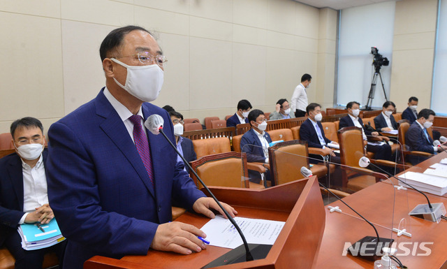 [서울=뉴시스] 김진아 기자 = 홍남기 경제부총리 겸 기획재정부 장관. (공동취재사진) 2020.09.21. photo@newsis.com