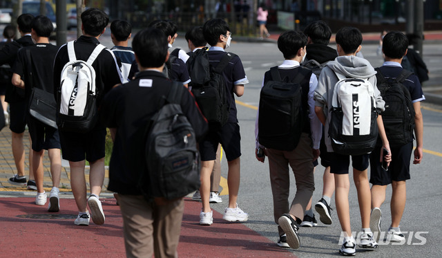 [고양=뉴시스]홍효식 기자 = 수도권 지역 학교들이 전면 원격수업을 끝내고 등교수업을 재개한 21일 오후 경기 고양시 한 중학교에서 수업을 마친 학생들이 하교하고 있다. 2020.09.21.  yesphoto@newsis.com