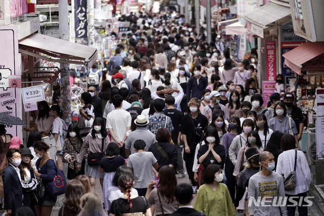 [도쿄=AP/뉴시스] 지난 21일 일본 도쿄의 한 상가에서 신종 코로나바이러스 감염증(코로나19) 예방을 위해 마스크를 착용한 사람들이 걷고 있다. 2020.09.23.