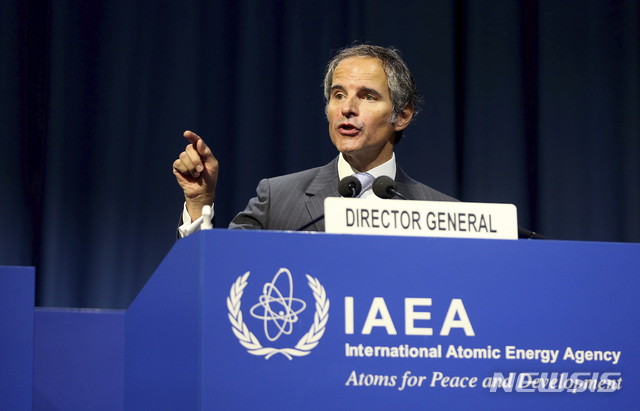 [빈=AP/뉴시스]라파엘 그로시 국제원자력기구(IAEA) 사무총장이 21일(현지시간) 오스트리아 빈에서 열린 제64차 IAEA 정기 총회에서 연설하고 있다. 2020.9.22. 