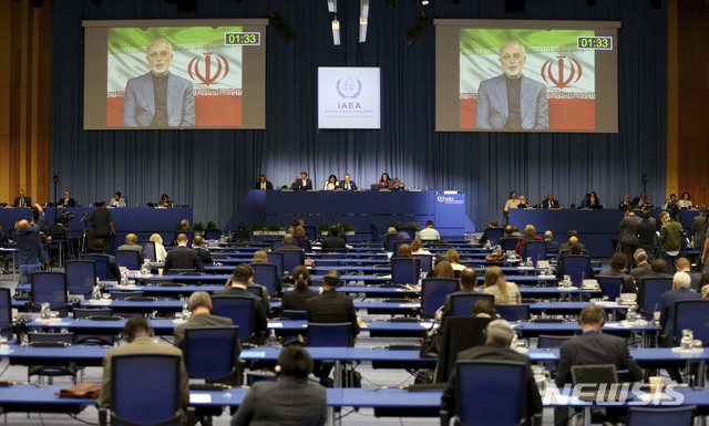 [빈=AP/뉴시스]알리 아크바르 살레히 이란 원자력청장이 21일(현지시간) 오스트리아 빈에서 열린 국제원자력기구(IAEA) 회의에 영상 메시지를 보냈다. 메시지가 회의장에서 나오고 있다. 2020.09.22. 