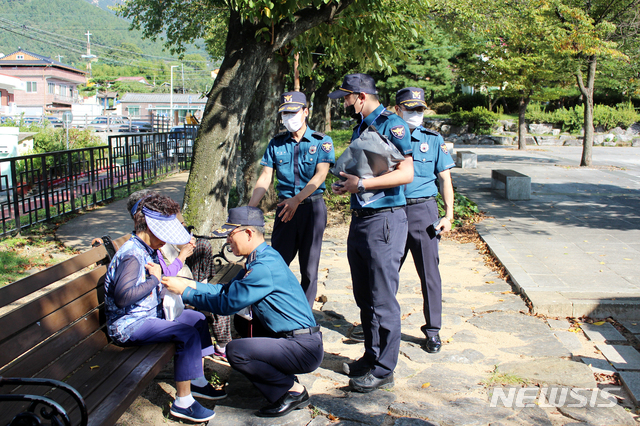 [창녕=뉴시스] 안지율 기자 = 지난달 22일 경남 창녕경찰서 직원들이 지역안전순찰을 하고 있다. (사진=창녕경찰서 제공) 2020.09.22. photo@newsis.com