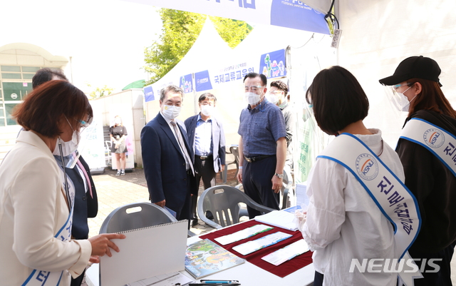 곽병선 군산대학교 총장이 2020년 진로박람회 상담 부스를 찾아 학생들을 격려하고 있다. (사진=군산대 제공)