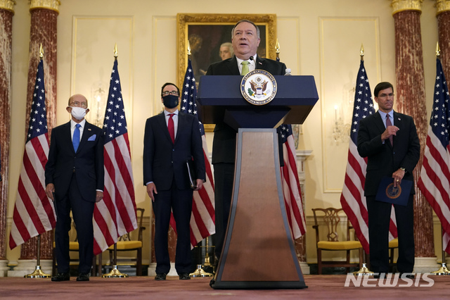 [워싱턴=AP/뉴시스] 21일(현지시간) 미국 국무부에서 마이크 폼페이오 국무장관(가운데)이 이란의 유엔 제재 복원에 대한 기자회견을 하고 있다. 왼쪽부터 윌버 로스 상무장관, 스티븐 므누신 재무장관, 폼페이오 국무장관, 마크 에스퍼 국방장관이 참석했다. 2020.09.22.