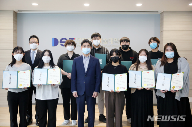대전과학기술대 이효인 총장과 광고홍보디자인과 학생들