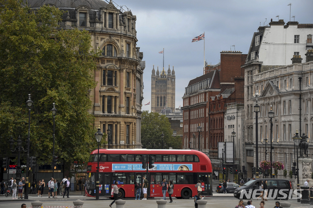 [런던=AP/뉴시스]22일(현지시간) 영국 런던에서 2층 버스가 트라팔가 광장을 지나고 있다. 2020.09.23.