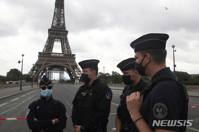 [파리=AP/뉴시스]23일(현지시간) 프랑스 파리의 에펠탑에 폭탄을 설치했다는 협박 전화가 들어와 경찰이 일대를 봉쇄했다. 2020.9.23. 
