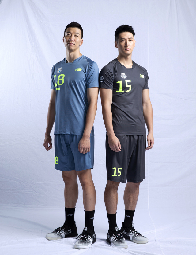 [서울=뉴시스]새 유니폼 착용한 신영석(왼쪽)과 문성민.(사진=현대캐피탈 제공)