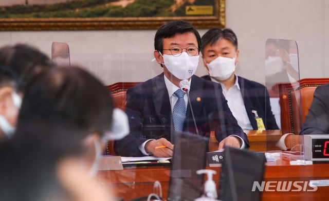 [서울=뉴시스]김선웅 기자 = 문성혁 해양수산부 장관이 24일 국회에서 열린 농림축산식품해양수산위원회 전체회의에서 의원들의 질문에 답변하고 있다. (공동취재사진) 2020.09.24. photo@newsis.com