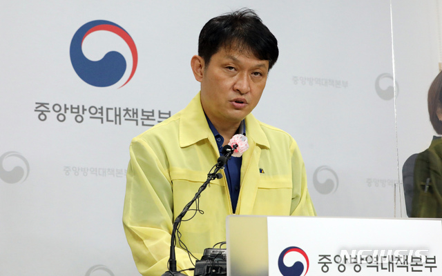 [청주=뉴시스]강종민 기자 = 이상원 질병관리청 역학조사분석단장이 24일 오후 충북 청주 질병관리청에서 신종 코로나바이러스 감염증(코로나19) 국내 발생 현황에 대해 브리핑하고 있다. 2020.09.24.  ppkjm@newsis.com