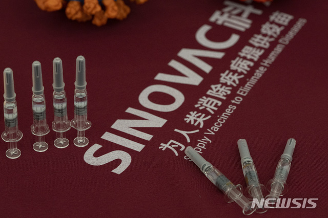 [베이징=AP/뉴시스]지난해 9월24일 중국 베이징의 시노백사 공장에 이 회사가 개발한 신종 코로나바이러스 감염증(코로나19) 백신이 전시돼 있다. 중국 시노백이 개발한 신종 코로나바이러스 감염증(코로나19) 백신이 브라질 임상시험에서 50.4%의 효과를 보여 당초 발표에 크게 미치지 못한다는 연구 결과가 나왔다. 2021.1.13