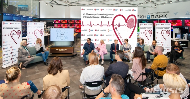 [서울=뉴시스] LG전자가 최근 러시아 모스크바에서 현지 가전제품 유통업체인 테크노파크와 함께 헌혈캠페인을 진행했다고 25일 밝혔다. 사진은 인플루언서와 헌혈캠페인 참가자들이 모여 ‘건강한 삶’에 대해 이야기를 나누고 있는 모습 (제공=LG전자)