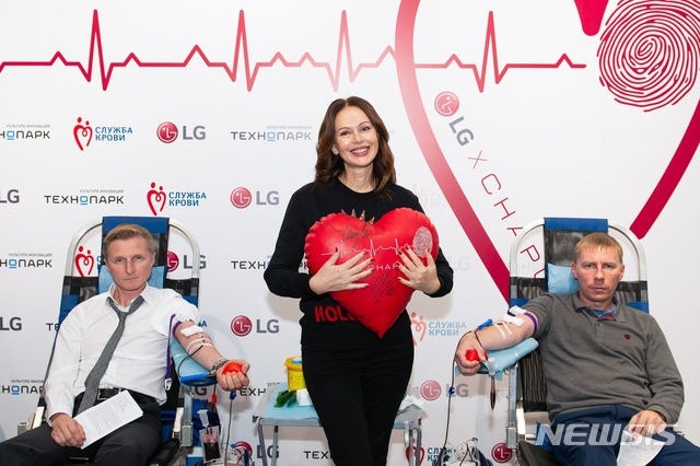 [서울=뉴시스] LG전자가 최근 러시아 모스크바에서 현지 가전제품 유통업체인 테크노파크와 함께 헌혈캠페인을 진행했다고 25일 밝혔다. 사진은 헌혈캠페인 참가자들이 기념촬영을 참여하고 있는 모습 (제공=LG전자)