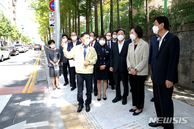 대전탄방초등학교 '어린이 교통안전 슬로건' 선포식 참석자들 