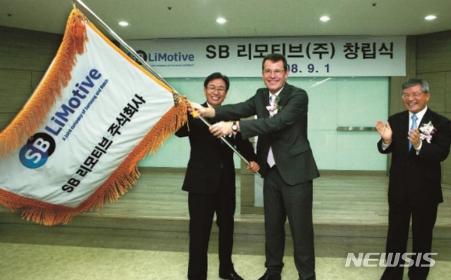 [서울=뉴시스] 삼성SDI는 보쉬와 공동으로 지난 2008년 9월 합작사인 'SB리모티르(SB LiMotive)'를 설립하고 전기자동차용 배터리 사업의 공식적인 시작을 알렸다. (제공=SDI)