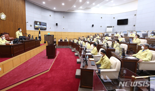 [대전=뉴시스] 대전 서구의회가 25일 제259회 임시회를 폐회하고 있다. 