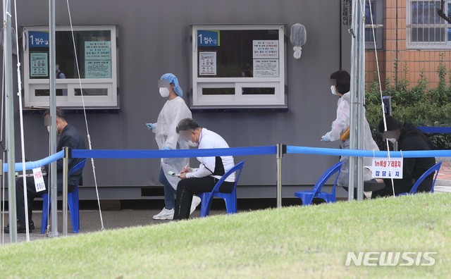 [서울=뉴시스]배훈식 기자 = 추석 연휴를 앞두고 신종 코로나바이러스 감염증(코로나19) 신규 확진자 수가 114명으로 확인된 25일 오전 서울 영등포구 영등포구보건소 선별진료소에서 코로나19 검사를 받으려는 시민들이 문진표를 작성하고 있다. 2020.09.25.  dahora83@newsis.com