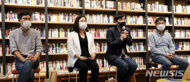 [서울=뉴시스] 고범준 기자 = 서민(오른쪽 두번째) 단국대 교수가 25일 오후 서울 강남구 선릉로 최인아책방에서 열린 '한번도 경험해보지 못한 나라' 기자 간담회에서 책 소개를 하고 있다. 진중권(왼쪽부터) 전 동양대 교수, 권경애 변호사, 서민 단국대 교수, 김경률 회계사. 2020.09.25. bjko@newsis.com