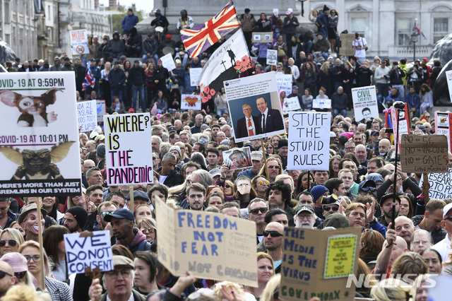 [런던=AP/뉴시스] 26일(현지시간) 영국 런던 트래펄가 광장에서 수천명이 신종 코로나바이러스 감염증(코로나19) 관련 제한 조치를 철폐하라고 항의하는 '우리는 동의할 수 없다(we do not consent)' 시위에 참여했다. 2020.09.26.