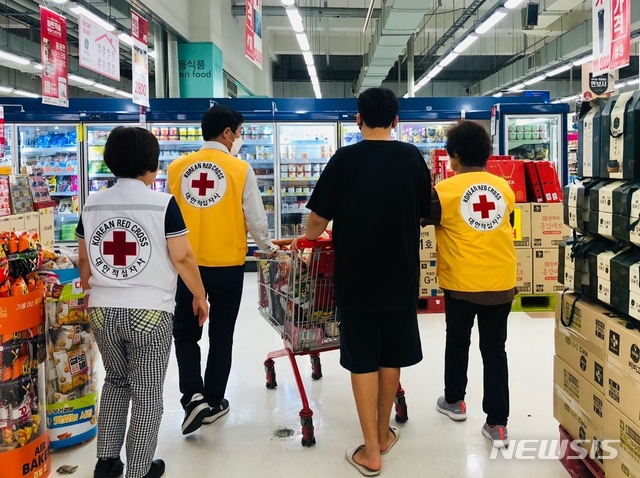 [전주=뉴시스] 한훈 기자 = 대한적십자사 전북지사는 전주 덕진구에 거주하는 조손가정 김고운(가명·61)씨를 건설공제조합 중부보상센터와 함께하는 '희망드림 프로젝트'의 대상자로 선정해 추석맞이 장보기를 가졌다고 27일 밝혔다.(사진=전주시 제공).2020.09.27. photo@newsis.com