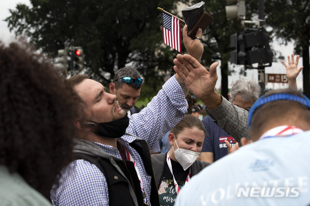 미 워싱턴 의회 앞에서 트럼프 지지 시위대 기도와 행진