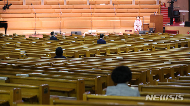 [서울=뉴시스]김선웅 기자 = 수도권 비대면 예배 기준 완화로 소규모 현장예배가 가능해진 27일 서울 여의도순복음교회에서 교인들이 사회적 거리두기를 유지하며 예배를 드리고 있다. 사진은 기사와 무관. 2020.09.27. mangusta@newsis.com