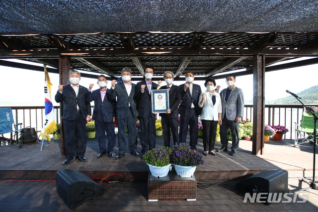 [신안=뉴시스] 신안군 '최다·최장 방조제 보유' 한국기록원 공식 인증. (사진=신안군 제공) 2020.09.28. photo@newsis.com 