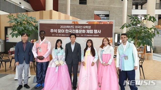 한밭대 최병욱(왼쪽 네번째) 총장과 외국인 유학생들