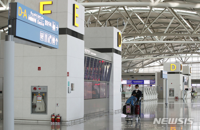 [인천공항=뉴시스] 박미소 기자 = 추석을 이틀 앞둔 28일 오후 인천국제공항 1터미널이 한산한 모습을 보이고 있다. 인천국제공항공사에 따르면 29일부터 4일까지의 이용객은 4만 5970명으로 이는 전년 대비 95.7% 감소한 수치다. 2020.09.28.  misocamera@newsis.com