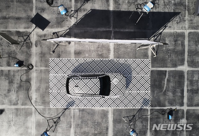 제네시스, 위장필름 감싼 GV70 공개…1달간 전국도로서 시험주행