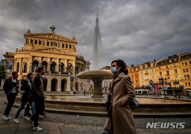 [프랑크푸르트=AP/뉴시스] 28일 독일 대도시 내 올드 오페라 앞을 한 여성이 마스크를 쓰고 지나가고 있다. 동절기 기운이 느껴진다. 