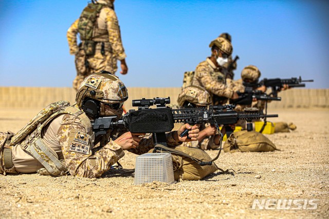 [서울=뉴시스]아랍에미리트에 파병된 아크부대가 사격 훈련을 하는 모습. (사진=합참 제공) 2020.10.01. photo@newsis.com
