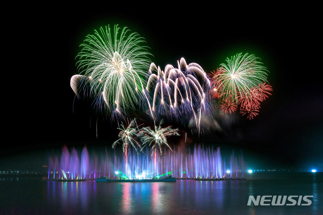 [목포=뉴시스] 목포 평화광장 '춤추는 바다분수'. (사진=목포시 제공) 2020.09.30. photo@newsis.com 