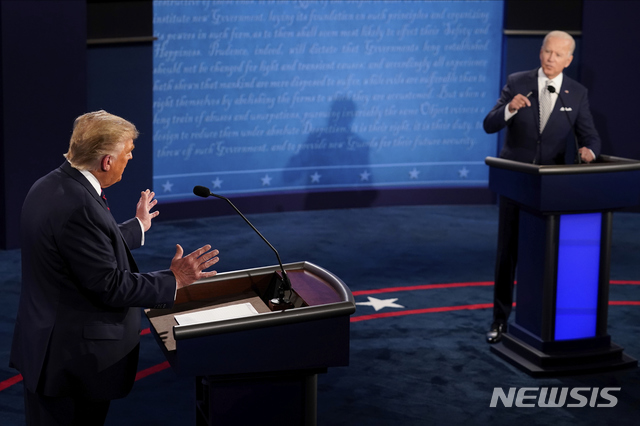 [클리블랜드=AP/뉴시스]도널드 트럼프 미국 대통령과 조 바이든 민주당 대선 후보가 29일(현지시간) 미 오하이오주 클리블랜드에서 열린 제1차 TV 토론에 참석하고 있다. 2020.09.30.