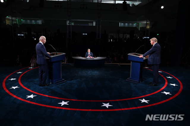 [클리블랜드=AP/뉴시스]도널드 트럼프(오른쪽) 미국 대통령과 조 바이든 민주당 대선 후보가 29일(현지시간) 미 오하이오주 클리블랜드에서 열린 제1차 TV 토론에 참석하고 있다. 2020.09.30. 