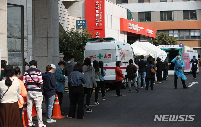 [서울=뉴시스] 조수정 기자 = 추석을 하루 앞둔 30일 오전 서울 중구 국립중앙의료원 코로나19 선별진료소에서 시민과 해외출국예정자 등이 검사를 받기 위해 줄서 기다리고 있다. 2020.09.30.  chocrystal@newsis.com