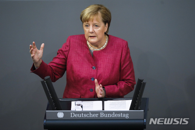 [베를린=AP/뉴시스]30일(현지시간) 독일 앙겔라 메르켈 총리가 연방 하원에서 연설하고 있다. 메르켈 총리는 이날 연설에서 중국과 대화에서 홍콩 문제, 소수민족 탄압 등을 얘기하겠다고 밝혔다. 2020.09.30.