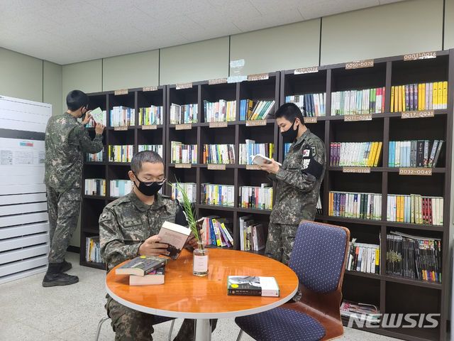 민족 고유의 명절 추석인 1일 동부전선 최전방 장병들이 부대에서 독서를 즐기고 있다.