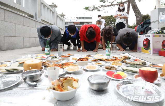 [파주=뉴시스] 박미소 기자 = 추석인 2020년 10월1일 오전 경기 파주시 임진각에서 지난 2010년에 탈북한 한홍근(당시 63)씨의 가족이 북녘을 향해 차례를 지내고 있다. 2024.09.17. misocamera@newsis.com