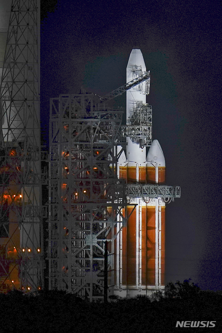 [ 케이프 캐너버럴( 미 플로리다주)=AP/뉴시스] 미 국방부 국가정찰국의 스파이 위성을 탑재한 델타4 로켓. 