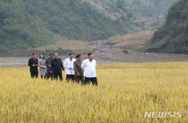 [서울=뉴시스] 북한 조선중앙통신은 2일 김정은 국무위원장이 건설 중에 있는 김화군 피해 복구 현장을 현지지도했다고 밝혔다. (사진/노동신문 캡처) photo@newsis.com